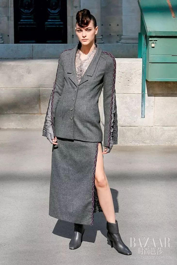 塞纳河倒映着埃菲尔铁塔,香奈儿的绝美高定