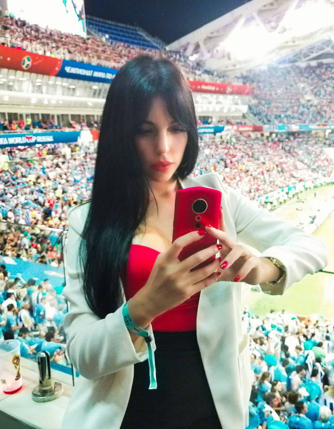 世界杯C罗法尔考太太自拍为老公打call手机的牌子竟然如此眼熟