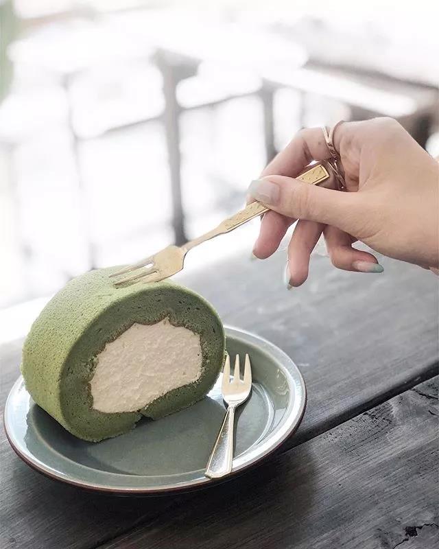 为什么蛋糕卷一出来就塌下去了,蛋糕卷断裂卷不起来的原因