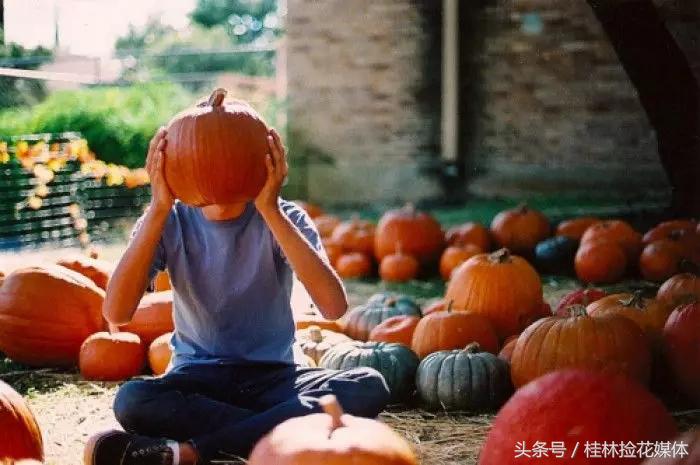 花男朋友三万买了个包,男友月薪1000不给我买包包