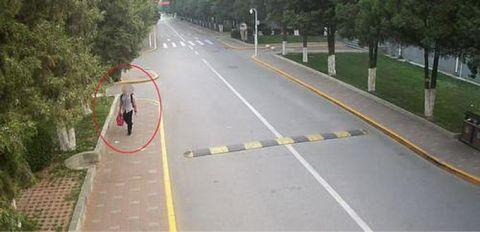 男子扮女装进宿舍偷衣物高校回应,男扮女装当群演被校霸发现后