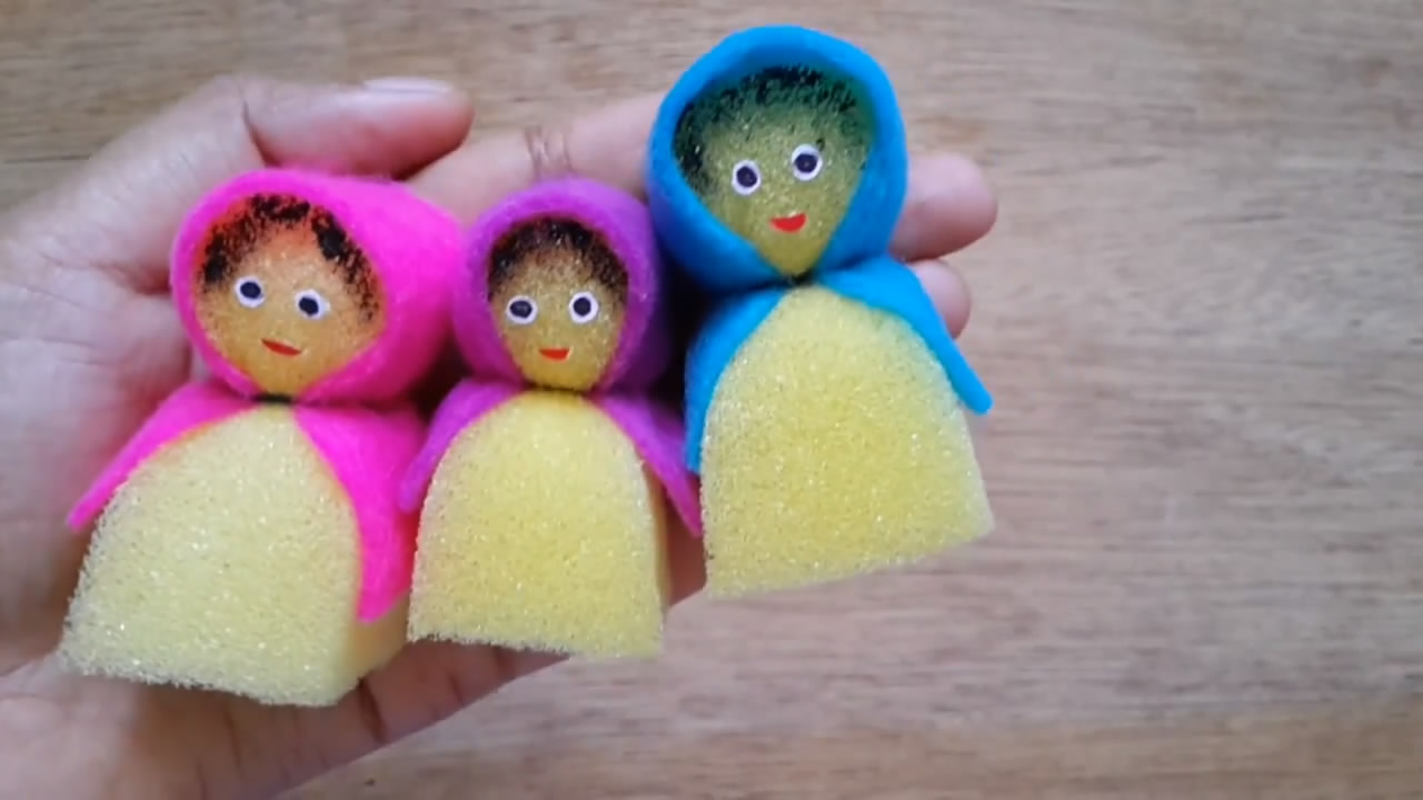 制作简单的海绵宝宝娃娃,用海绵纸给娃娃做鞋子