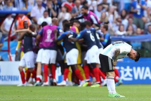 物理考题现梅西，让学霸无从下笔！网友：出题老师没少看球