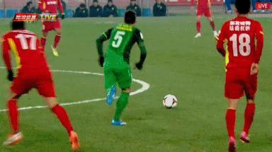 足球场上最解气犯规,足球场上那些触目惊心的画面