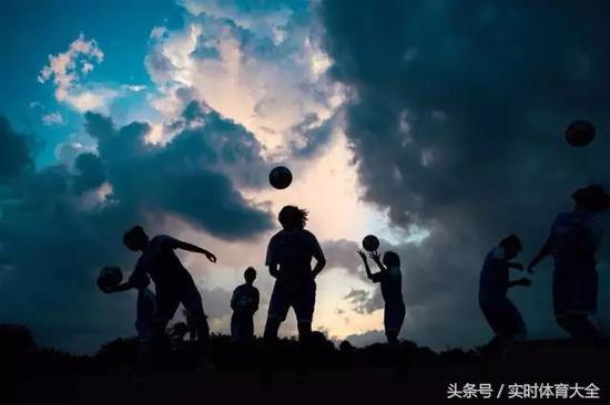 中国女孩捡球,捡球的中国女孩