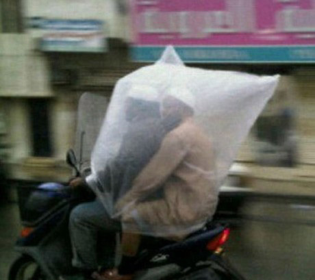 下雨时那些奇葩装扮,下雨天的奇葩出行