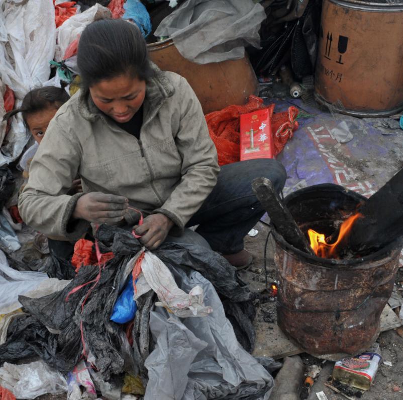 穷人最好的出路是什么,靠一个人挣钱很难富裕