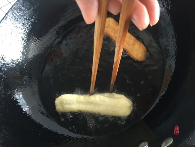 正宗酥香小油条,小油条香酥蓬松的做法用膨松剂