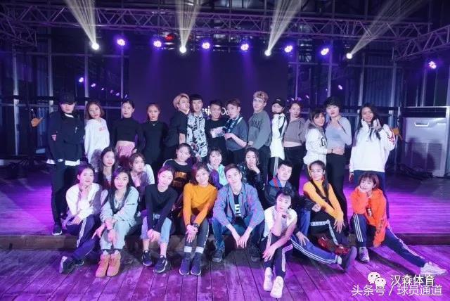 “兄弟，请问汉森贝壳球场怎么走？”