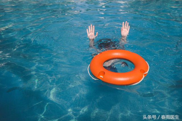 意外掉落海中应当如何自救和救人,掉入海中怎么自救