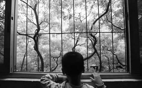 男孩跪地痛哭视频,男孩跪地哭泣的视频