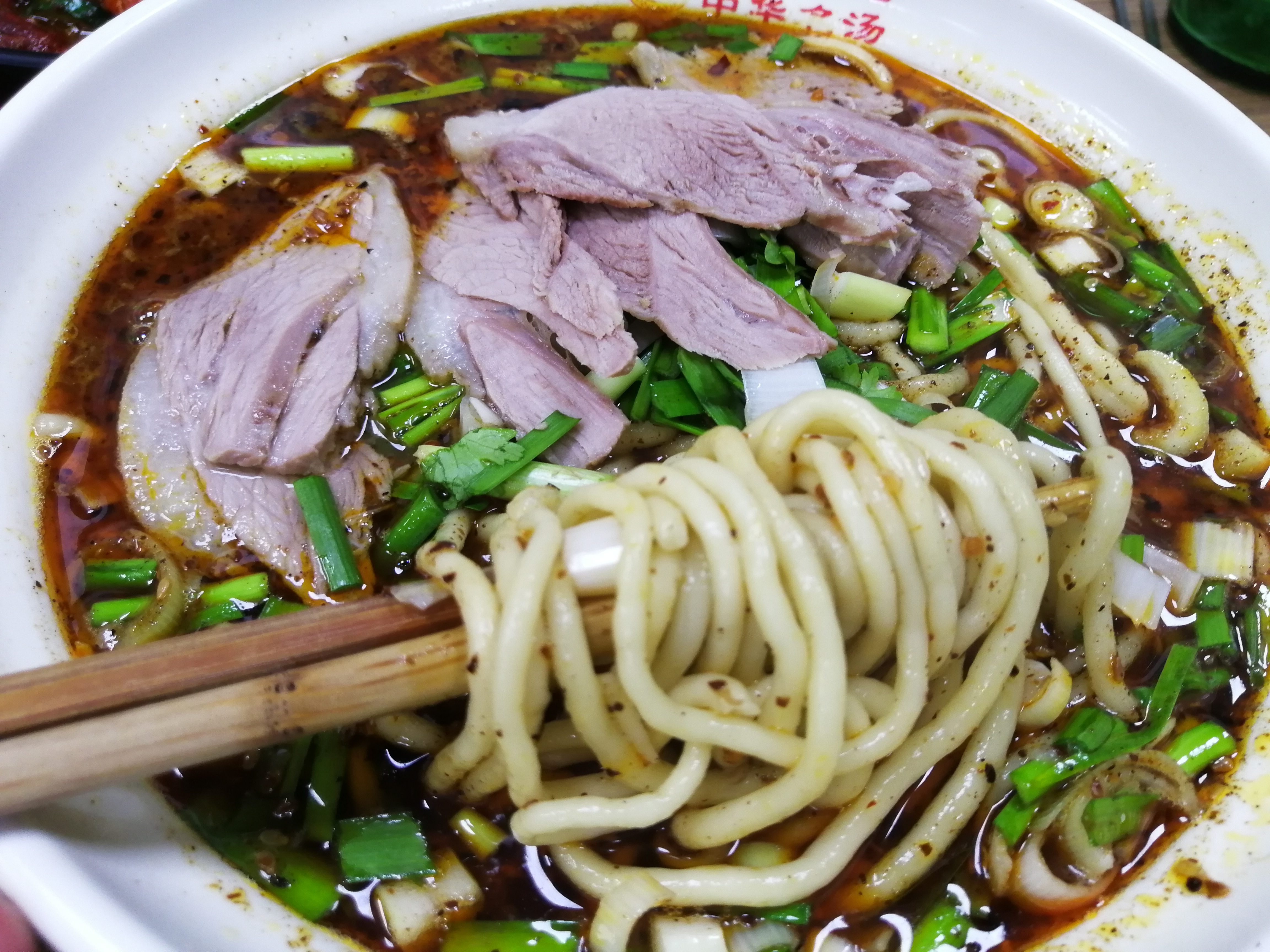 郑州的郏县羊肉饸饹面不中吃？你去沙口路怼一碗闪老大就懂了！