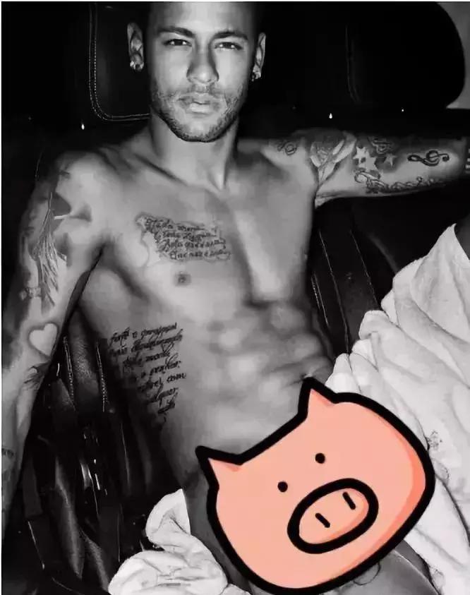 当中国男足脱掉衣服全世界都吐了！年薪1亿白斩鸡身材！