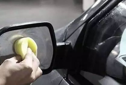 下雨车窗起雾看不清后视镜怎么办,下雨天车后视镜玻璃起雾怎么办