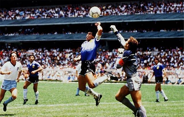 足球最佳阵容梅西c位出场,足球史上最强11人阵容c罗