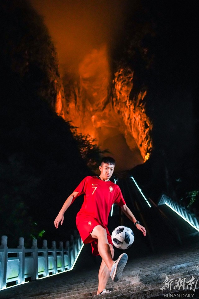 天门山颠球挑战,花式颠球挑战天门山