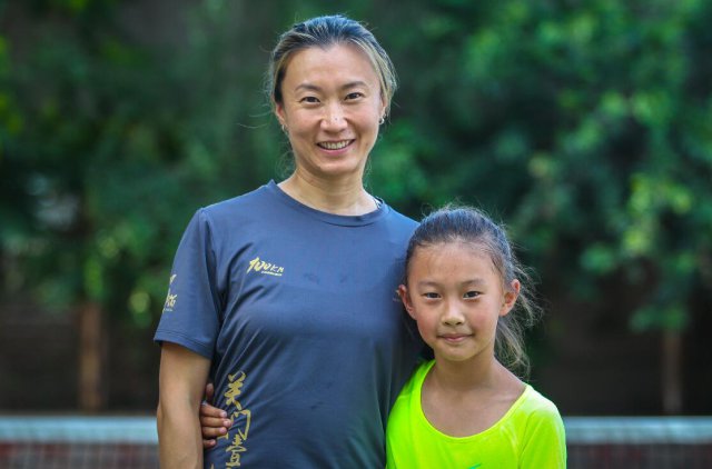 沈八岁女孩勇夺铁人三项赛冠军