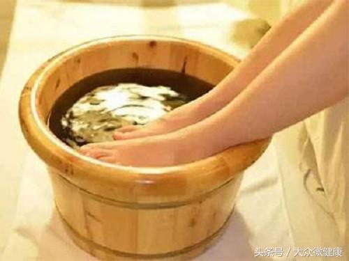 湿气太重了用什么泡脚祛湿,医生都在用的七种祛湿药