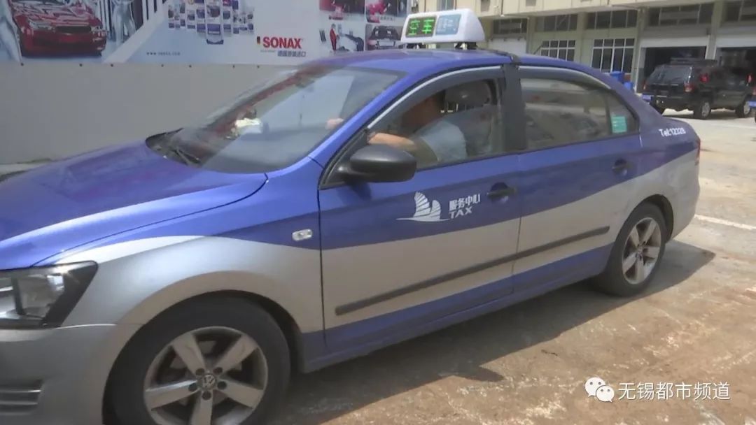 面对乘客落下的十万元现金无锡这位的哥做出了这样的决定