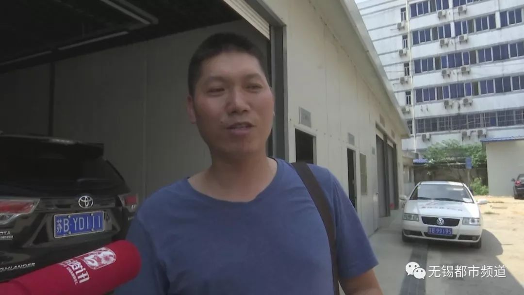 面对乘客落下的十万元现金无锡这位的哥做出了这样的决定