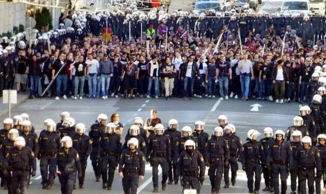 都是足球流氓，战斗民族为何能碾压英国人？