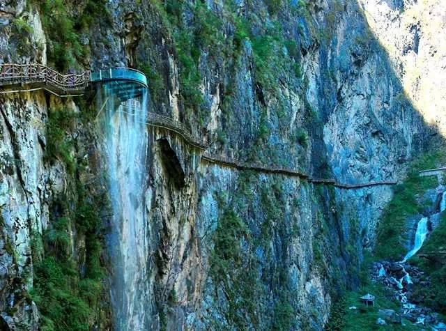 云南9d玻璃栈道,云南雪山峡谷玻璃栈道