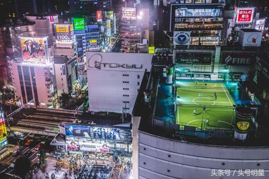 足球世界杯很难吗,世界杯足球场地是真草吗