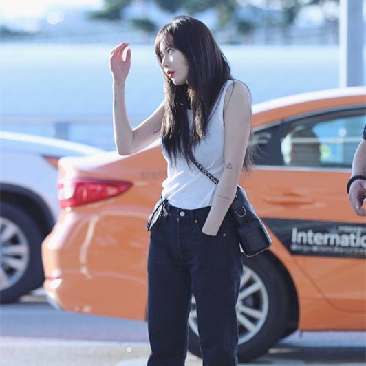 泫雅发街拍运动帆布鞋,泫雅街拍港味帆布鞋