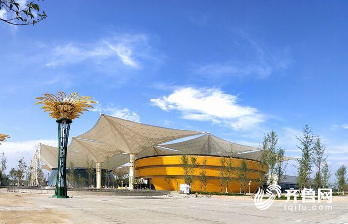 蓝天白云下的小镇,蓝天白云太阳能