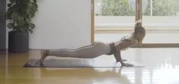 每天睡前10分钟拉筋,床上拉筋最有效的方法腿靠墙