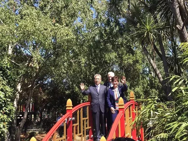 湖北的国际“朋友圈”大揭秘！德甲联赛上挂起海报：“拜仁慕尼黑欢迎潜江”……