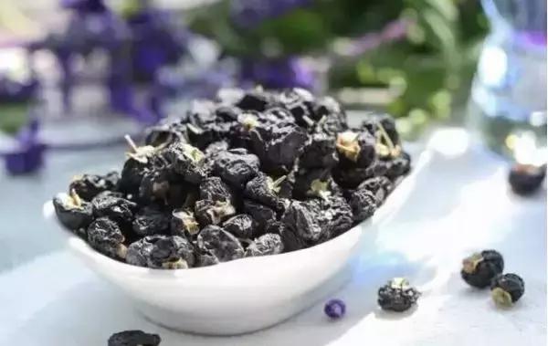 黑枸杞泡水颜色为什么会变淡,黑枸杞煮水后黑枸杞是什么颜色