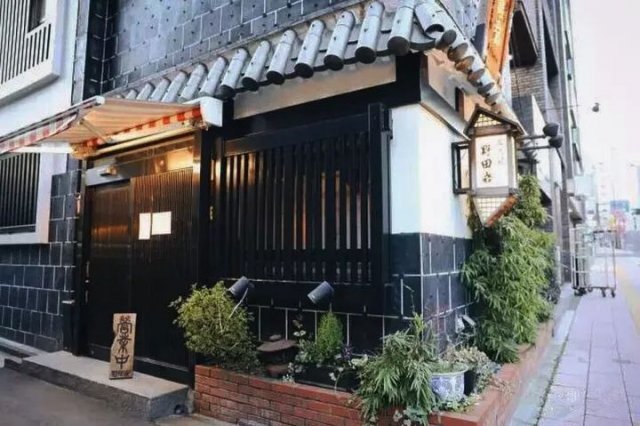 买东西就给摸头的柴犬，日本百年老店也很萌