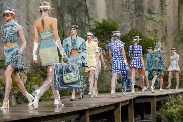 不get一件pvc单品,还怎么愉快的做彼此的塑胶姐妹花?