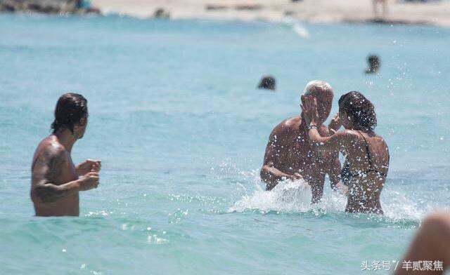 里皮拄着拐杖前来庆祝,里皮拄拐