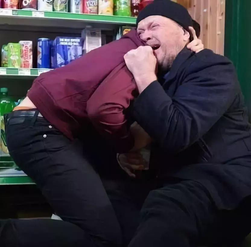 足球回不了家，哨响那一刻才知道，快乐只是你穿的保护色