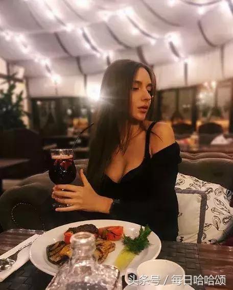 俄罗斯足球女裁判,足球魔鬼身材的女裁判