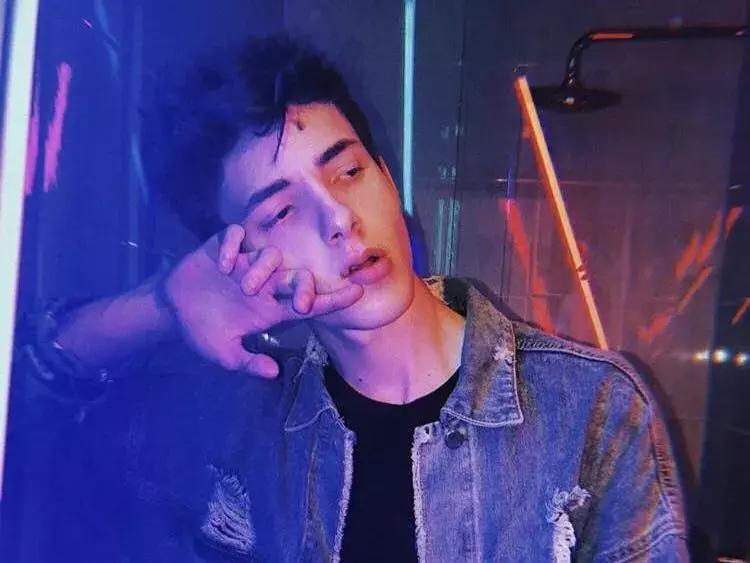 女孩子被男生咬耳朵有啥反应,女生被男生咬耳朵是什么感觉