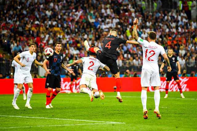 进球应当无效!克罗地亚队员这一举动让裁判专家冒冷汗:太危险了