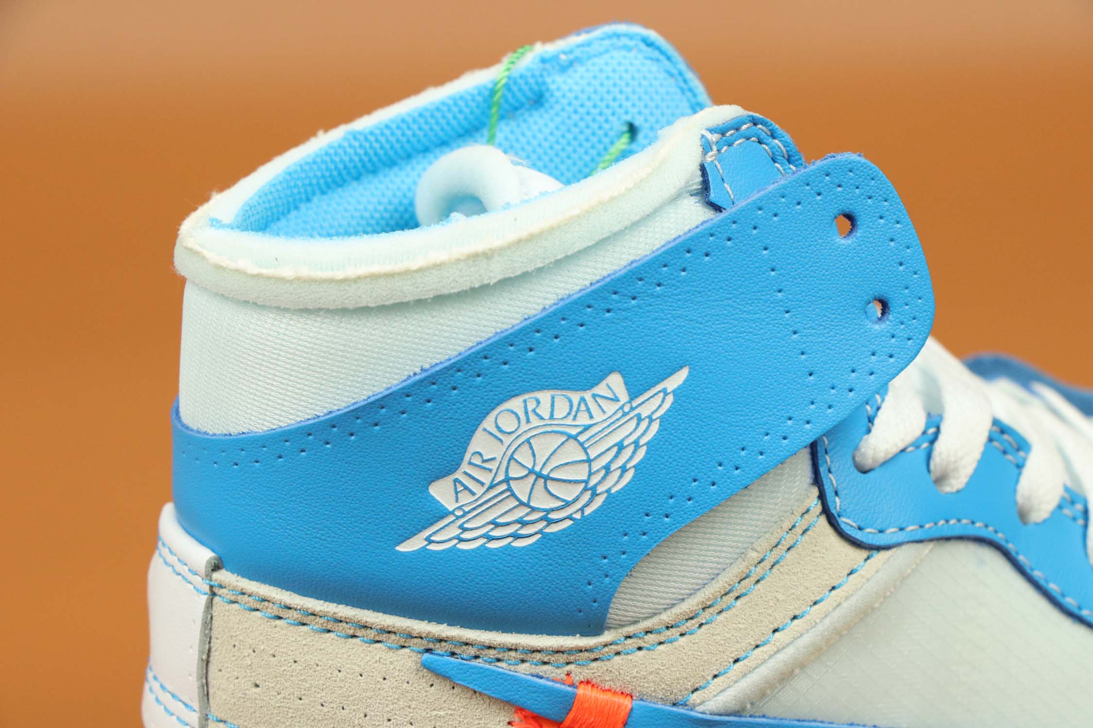 aj1北卡蓝联名ow什么皮面的,ow联名aj1北卡蓝明星穿搭