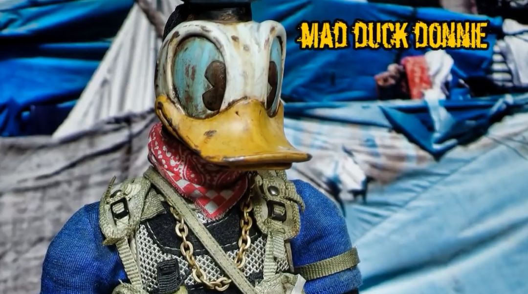 迪士尼“硬核武装风”手办，米奇手持斧头，唐老鸭“电锯惊魂”！