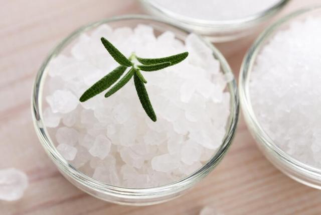 挤完痘痘要怎么治疗,痘痘同一个位置老复发是什么原因