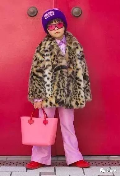 把自己装扮起来假装很酷,把自己打扮得酷一点