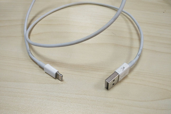 数据线耳机用久了又脏又黑，不用一滴水就能洁白如新，非常实用