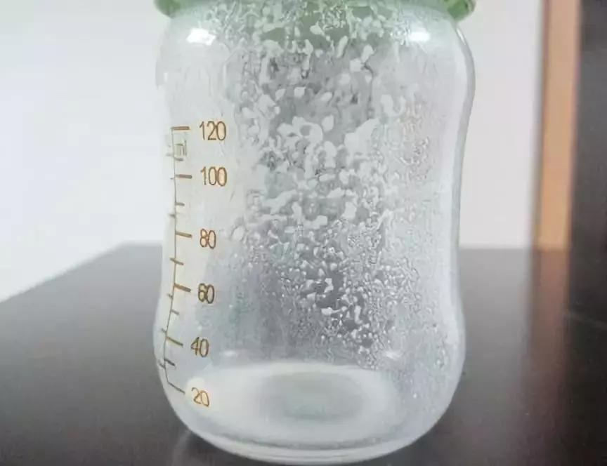 奶粉溶解后有颗粒挂壁,爱他美奶粉挂壁有颗粒是怎么回事