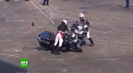 马克龙法国输后的表现,马克龙法国阅兵