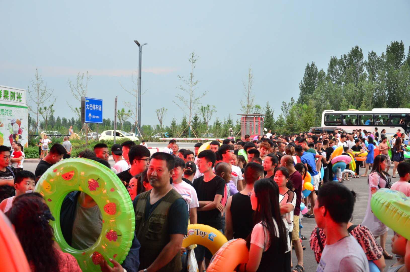 千朝浪屿水上乐园夜场视频,千朝浪屿水世界夜场好玩吗