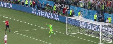 克罗地亚守门员扑出点球激动瞬间,克罗地亚门将跑到一边庆祝