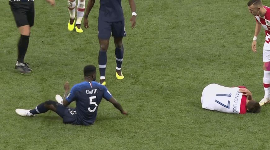 尴尬！乌姆蒂蒂被痛苦两连击，起身后发现自己占便宜了！