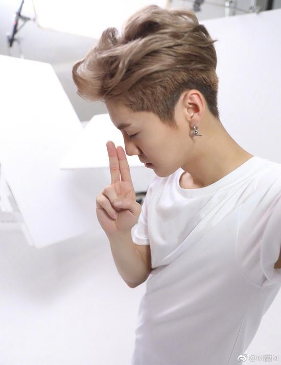 鹿晗掐指一算超神准，粉丝跟买法国爽歪歪